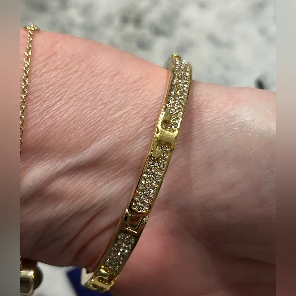 Brand New Tory Burch SERIF-T Pave Hinged Bracelet Bangle Swarovski Crystal Gold - Picture 6 of 6